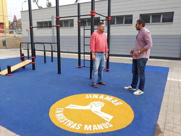 Los ediles Diego Ojeda y Abraham Santana, en el nuevo parque (Foto TA)